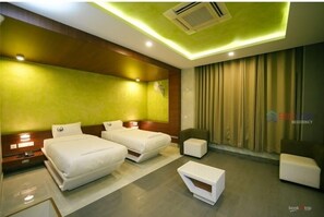 Deluxe Twin Room, Multiple Beds, Ensuite | Interior