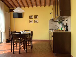 Frigorífico, horno, placa de cocina y hervidor eléctrico