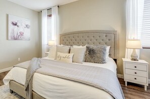 3 室のベッドルーム、セーフティボックス (室内)、デスク、アイロン / アイロン台