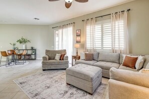 تلفزيون ذكي، مدفأة، كُتُب، ستيريو