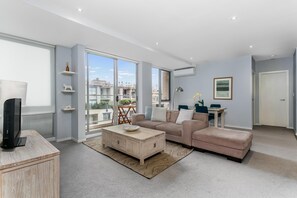 Smart TV - St Leonards- TRNT2 -  Albany Street - Spacious 2BR with Sunny Balcony, Parking Walk to Cafes (St Leonards)