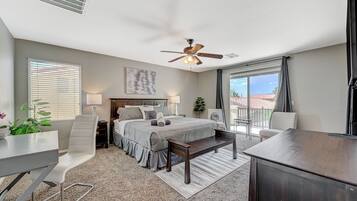 4 室のベッドルーム、デスク、アイロン / アイロン台、旅行用ベビーベッド