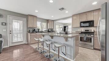 冷蔵庫、電子レンジ、オーブン、コンロ