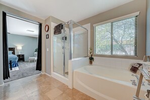 Combined shower/bathtub, hair dryer, towels, soap - King Suite -Spa- Fast Wifi (Las Vegas)
