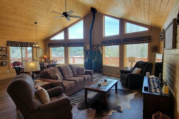 TV connectée, cheminée, lecteur de DVD, écrans d'ordinateur