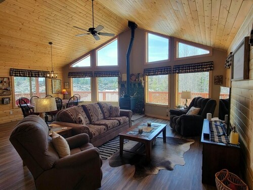 Escape to Duck Creek Haven Private Fully Furnished Cabin Tucked Serene Mountains