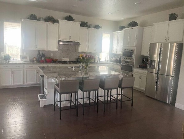 Frigorifero, microonde, forno, piano cottura