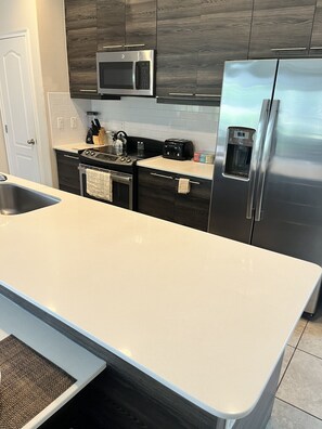 Réfrigérateur, micro-ondes, four, plaque de cuisson