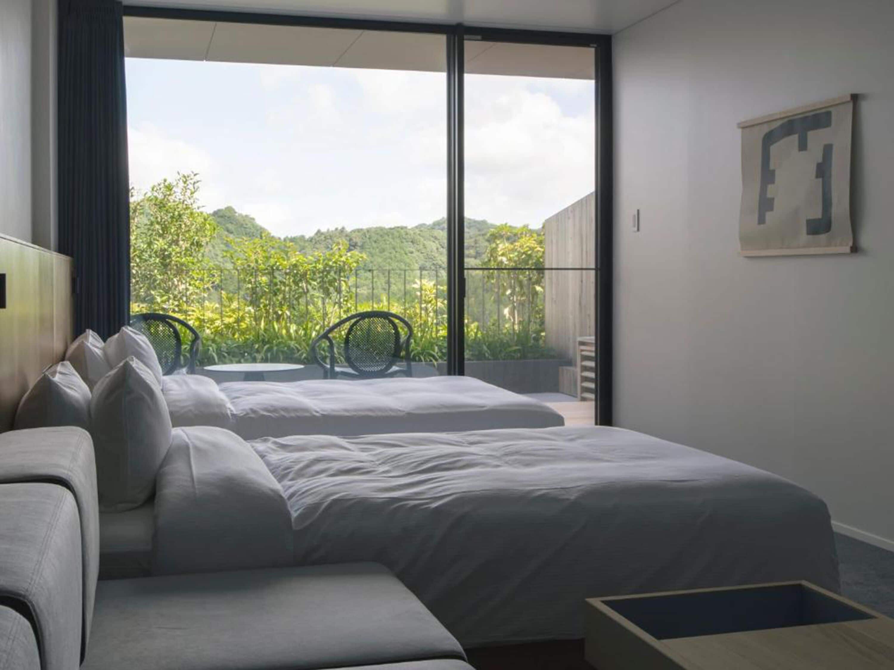 غرفة لفردين - لغير المدخنين - بشرفة | خزنة داخل الغرفة وواي فاي مجانًا وملاءات أسرّة