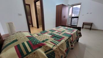 4 bedrooms, iron/ironing board, free WiFi, bed sheets