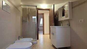 Doccia, asciugacapelli, bidet, asciugamani