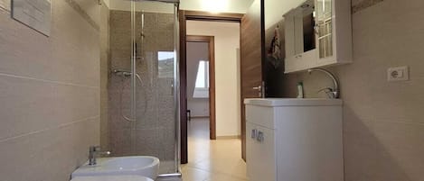 Douche, sĂšche-cheveux, bidet, serviettes fournies