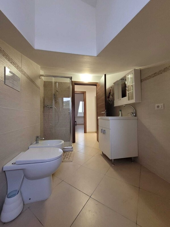 Douche, sèche-cheveux, bidet, serviettes fournies