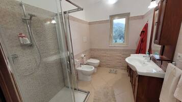Douche, sĂšche-cheveux, bidet, serviettes fournies