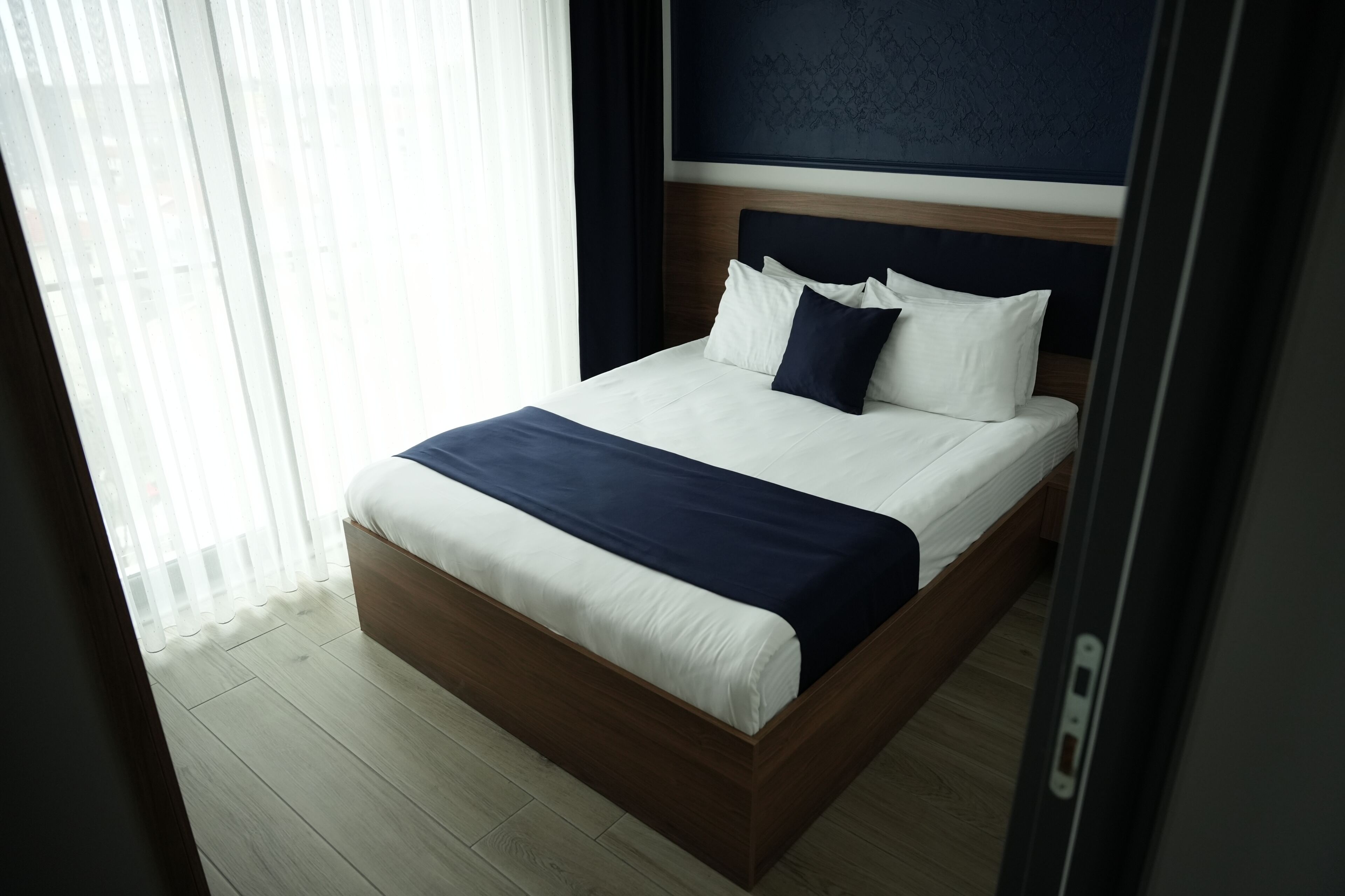 Minibar, escritorio y espacio para trabajar con laptop 