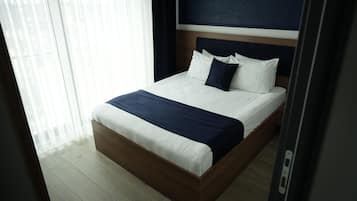 Minibar, escritorio y espacio para trabajar con laptop