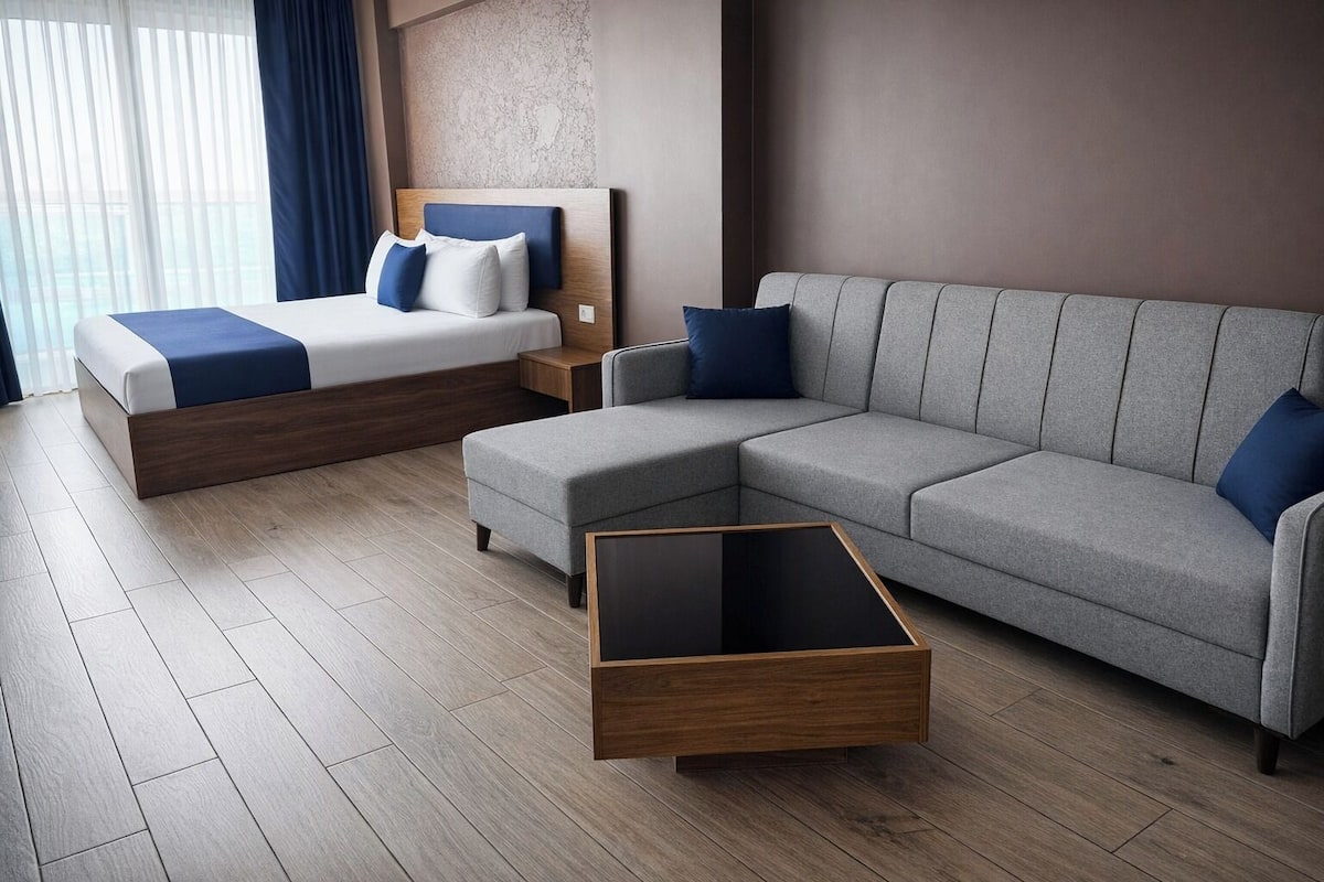 Deluxe Room | Minibar, desk, laptop workspace, soundproofing