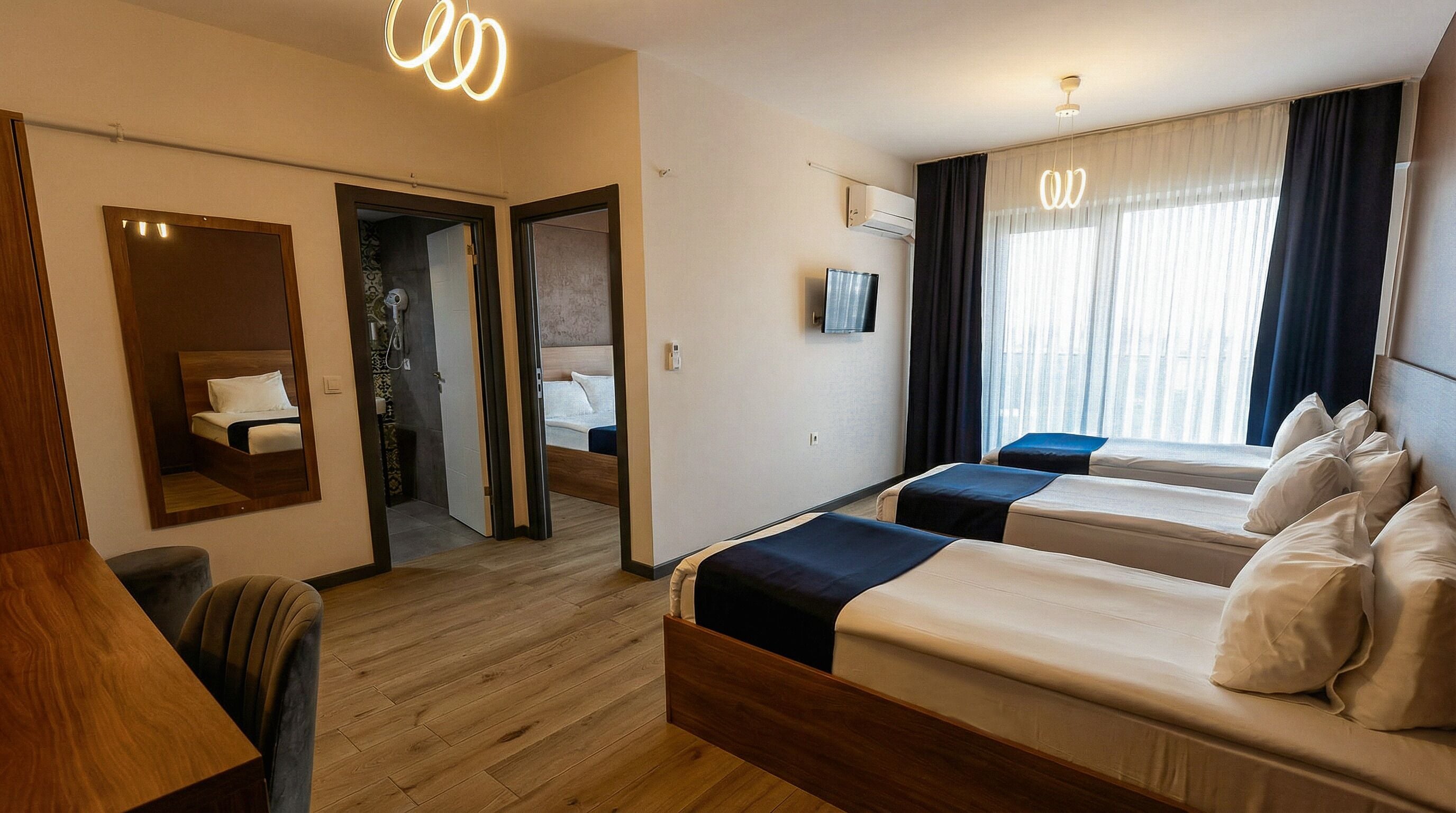 Habitación familiar | Minibar, escritorio, espacio para trabajar con laptop y insonorización 