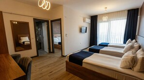 Quarto família | Frigobar, escrivaninha, espaço de trabalho para notebook