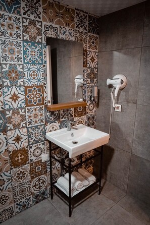 Dusche, Regendusche, Haartrockner, Hausschuhe