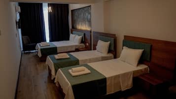 Quarto econômico | Frigobar, escrivaninha, espaço de trabalho para notebook