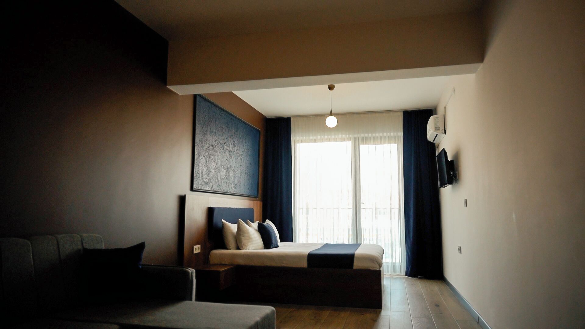 Bar mini, meja, ruang kerja komputer riba, kalis bunyi 