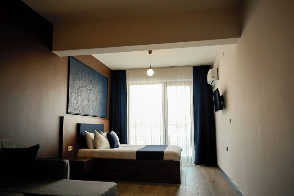 Minibar, bureau, espace de travail pour ordinateurs portables