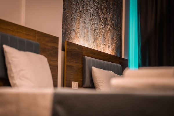 2 dormitoris, decoració individual, mobiliari individual i escriptori