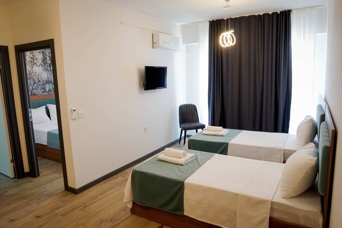 Habitación familiar | 2 habitaciones, decoración personalizada y muebles diferentes