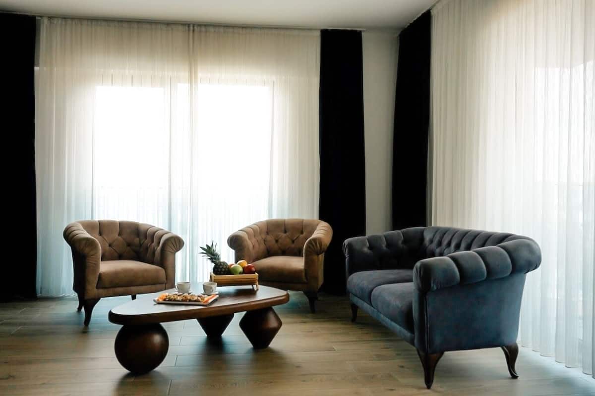 Grand Suite | Minibar, desk, laptop workspace, soundproofing