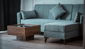 82-英寸液晶电视（配备有线频道）、电视、加热地板