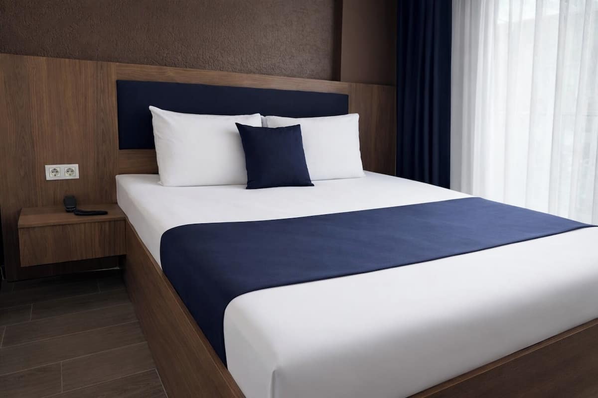 Deluxe Suite | Minibar, desk, laptop workspace, soundproofing