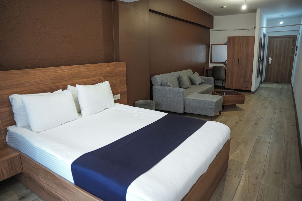 Standard Room | Minibar, desk, laptop workspace, soundproofing