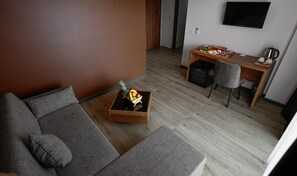 Habitación empresarial | Minibar, escritorio, espacio para trabajar con laptop y insonorización 