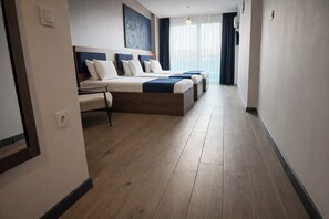 ميني بار ومكتب ومساحة عمل للكمبيوتر المحمول وتجهيزات عازلة للصوت