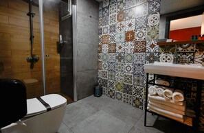 Minibar, escritorio, espacio para trabajar con laptop y insonorización 