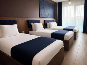Familiekamer | Luxe beddengoed, donzen dekbedden, Select Comfort-bedden, een minibar