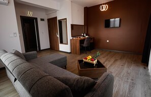 Quarto luxo | Área de estar | TV LCD 82 polegadas com canais a cabo, TV, impressoras