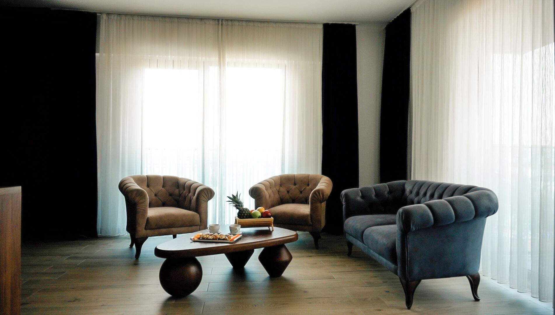 Bar mini, meja, ruang kerja komputer riba, kalis bunyi 