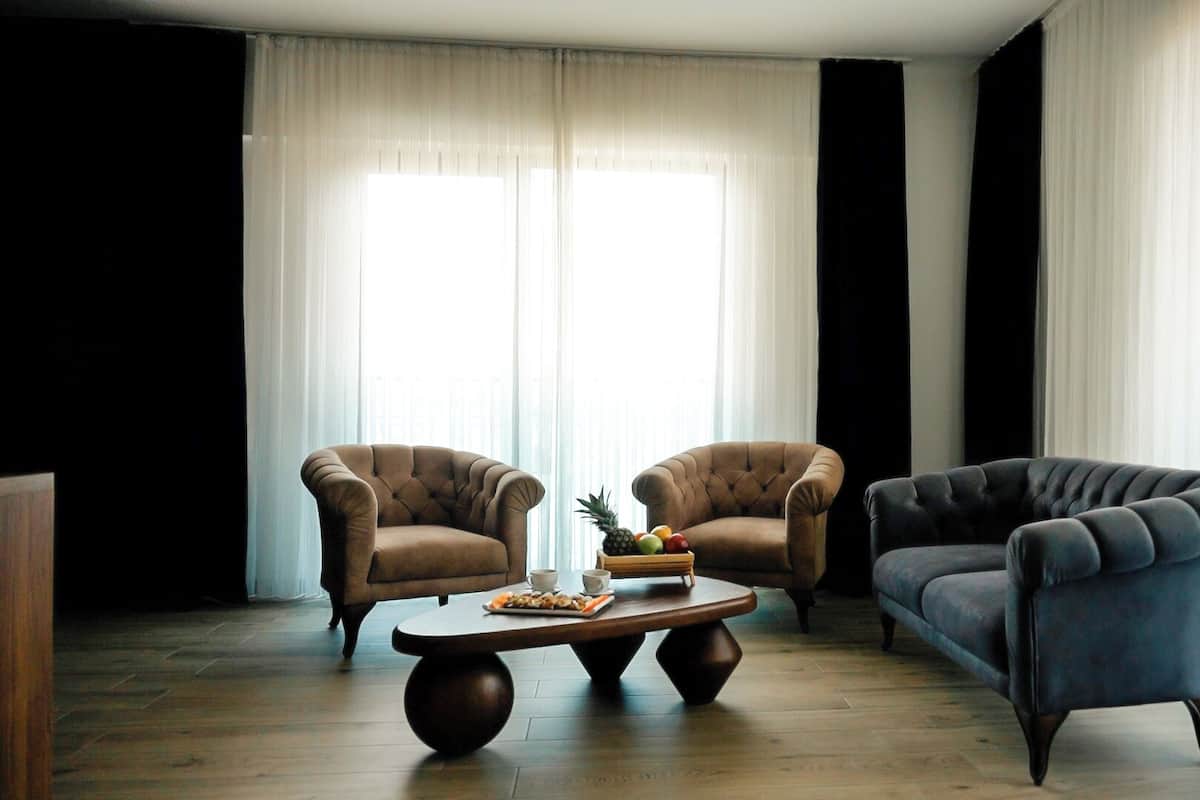 Minibar, bureau, espace de travail pour ordinateurs portables