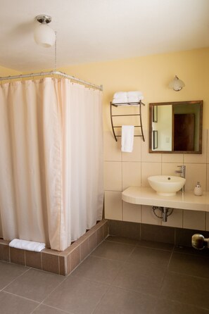 Doppia Deluxe | Bagno | Doccia, asciugamani