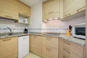 Fridge, microwave, stovetop, dishwasher