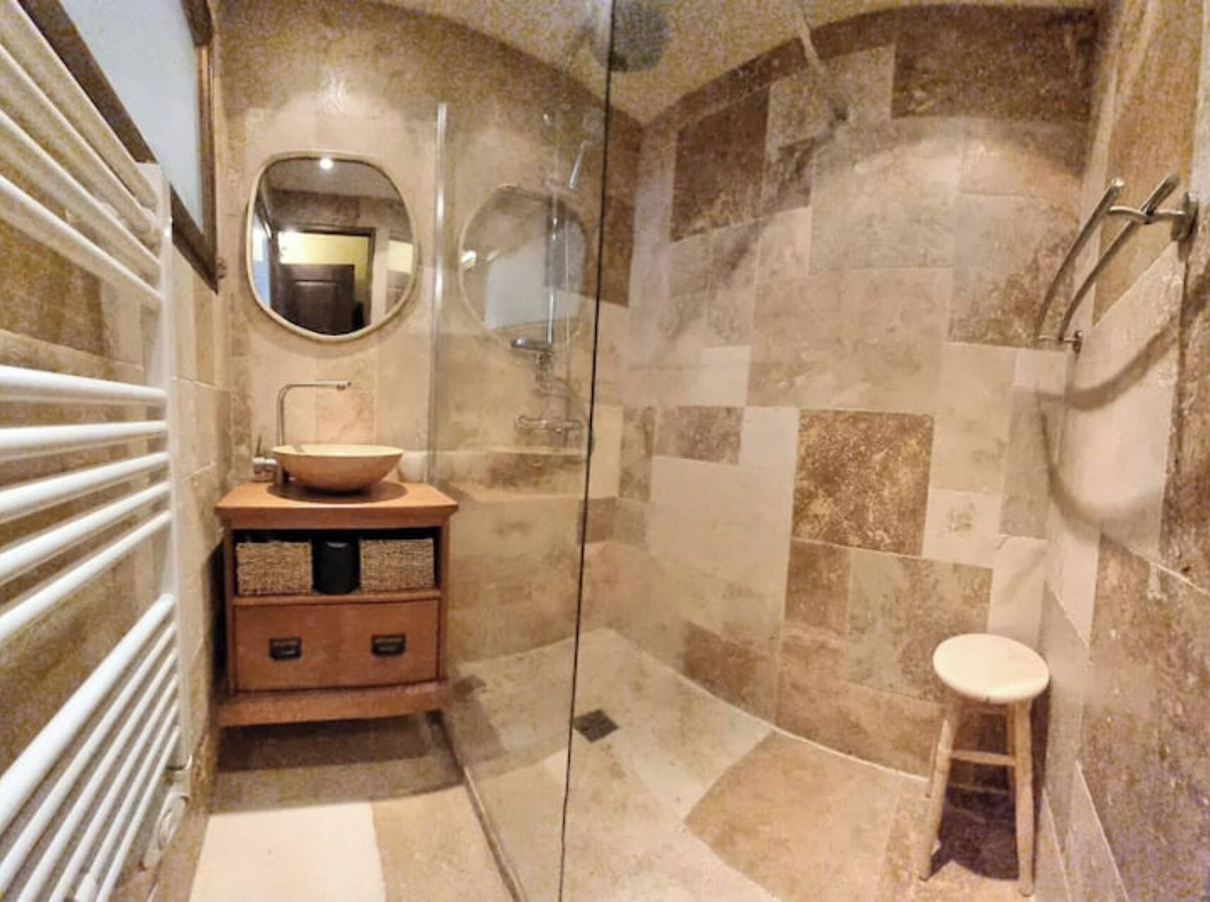 Douche, séchoir à cheveux, serviettes fournies, savon