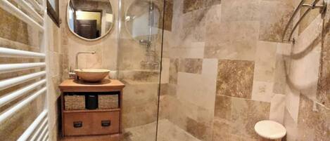 Douche, séchoir à cheveux, serviettes fournies, savon