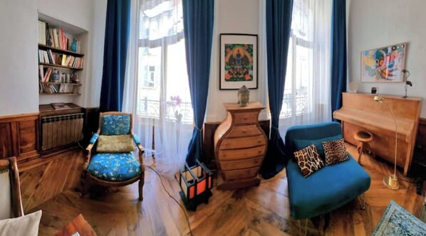 Télévision, lecteur de DVD, livres