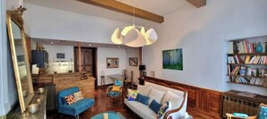 Télévision, lecteur de DVD, livres