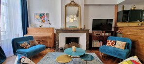 Télévision, lecteur de DVD, livres