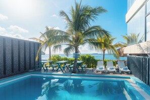 Piscine extérieure, chaises longues