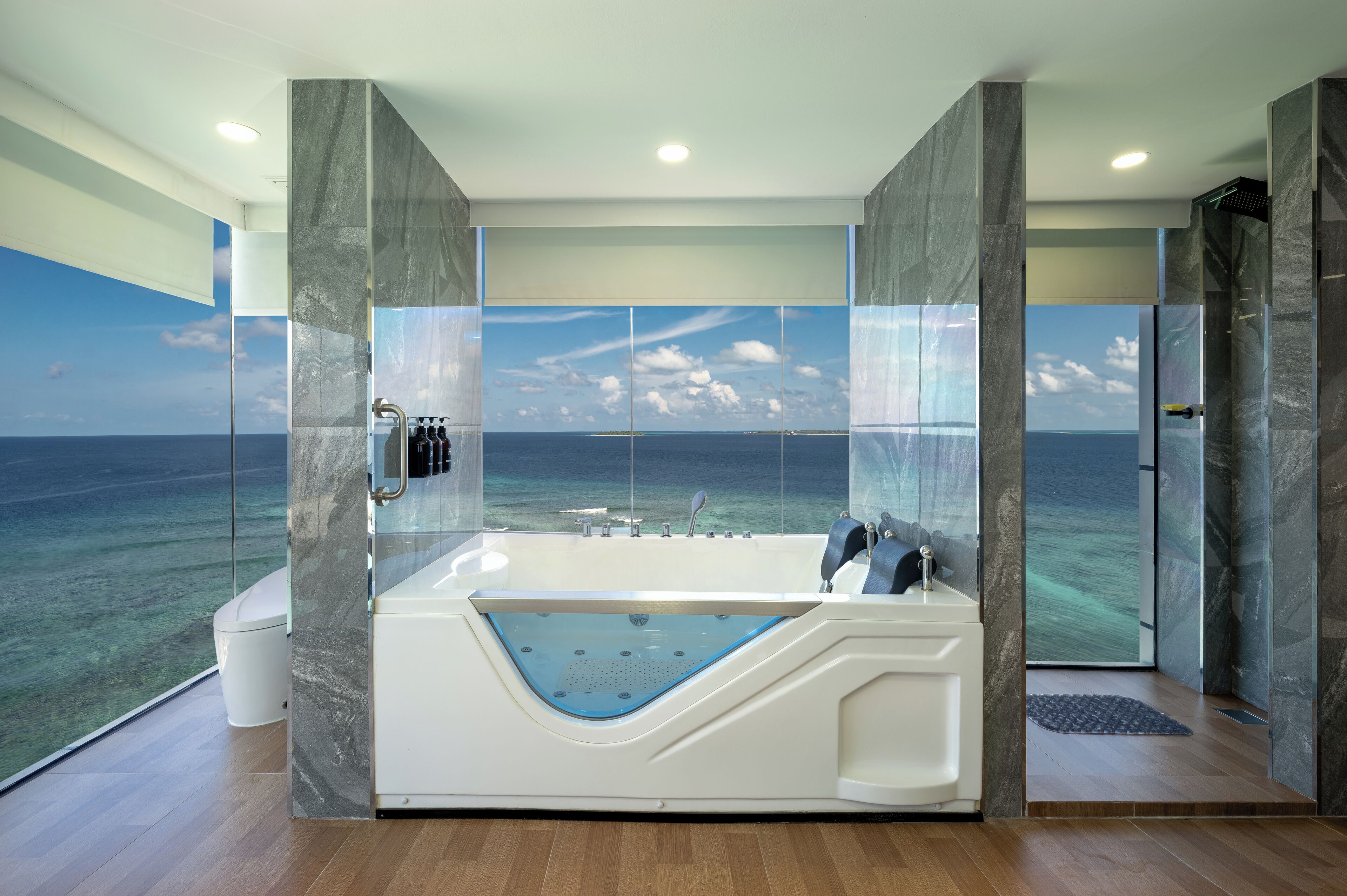 Pent House with Terrace & 360 Degree view of Ocean | Baño | Tina y regadera independientes y tina profunda 