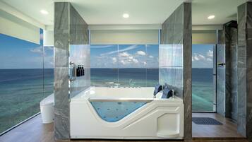 Pent House with Terrace & 360 Degree view of Ocean | Badeværelse | Separat badekar og bruser, dybe badekar, gratis toiletartikler